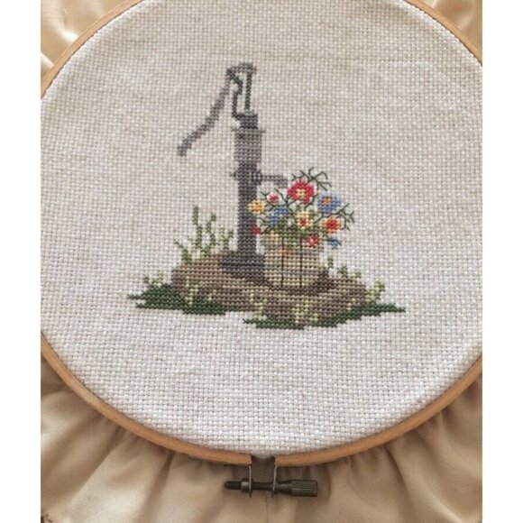 Vintage Completed Needlepoint Lot Of 2 Floral Water pump On Wooden Hoop Frames - Picture 11 of 11